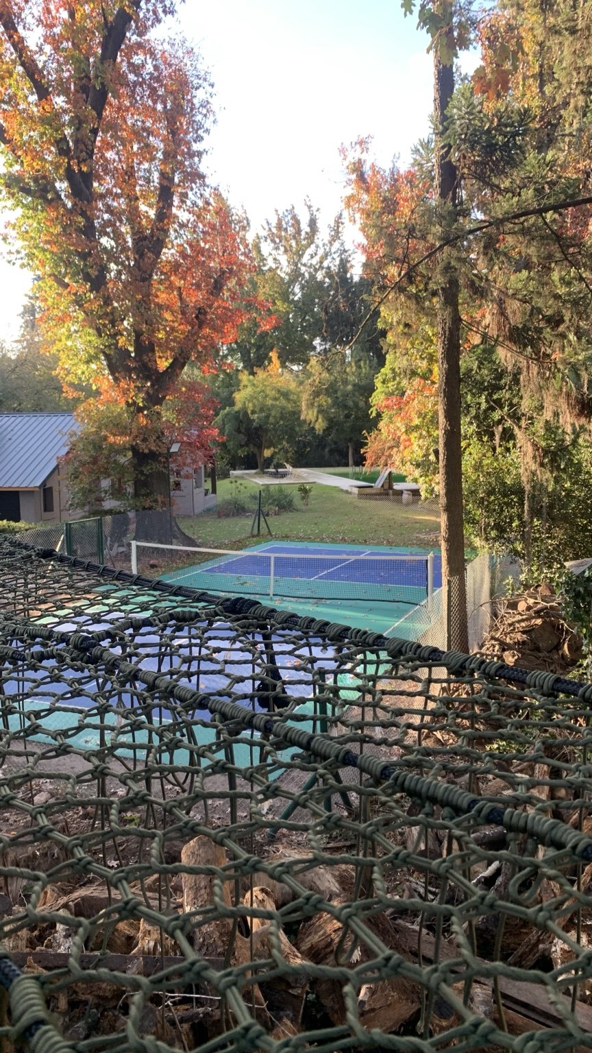 Treenet integrada ao jardim com vista para a área de lazer